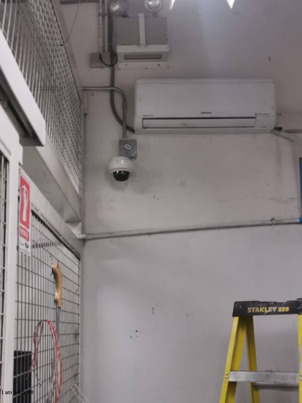 Cámara domo instalada en una bodega