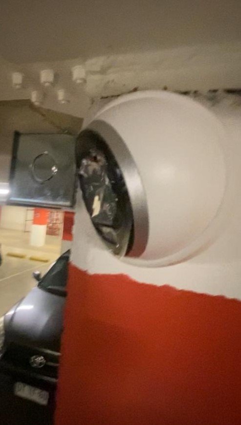 Detalle de una cámara domo de seguridad instalada