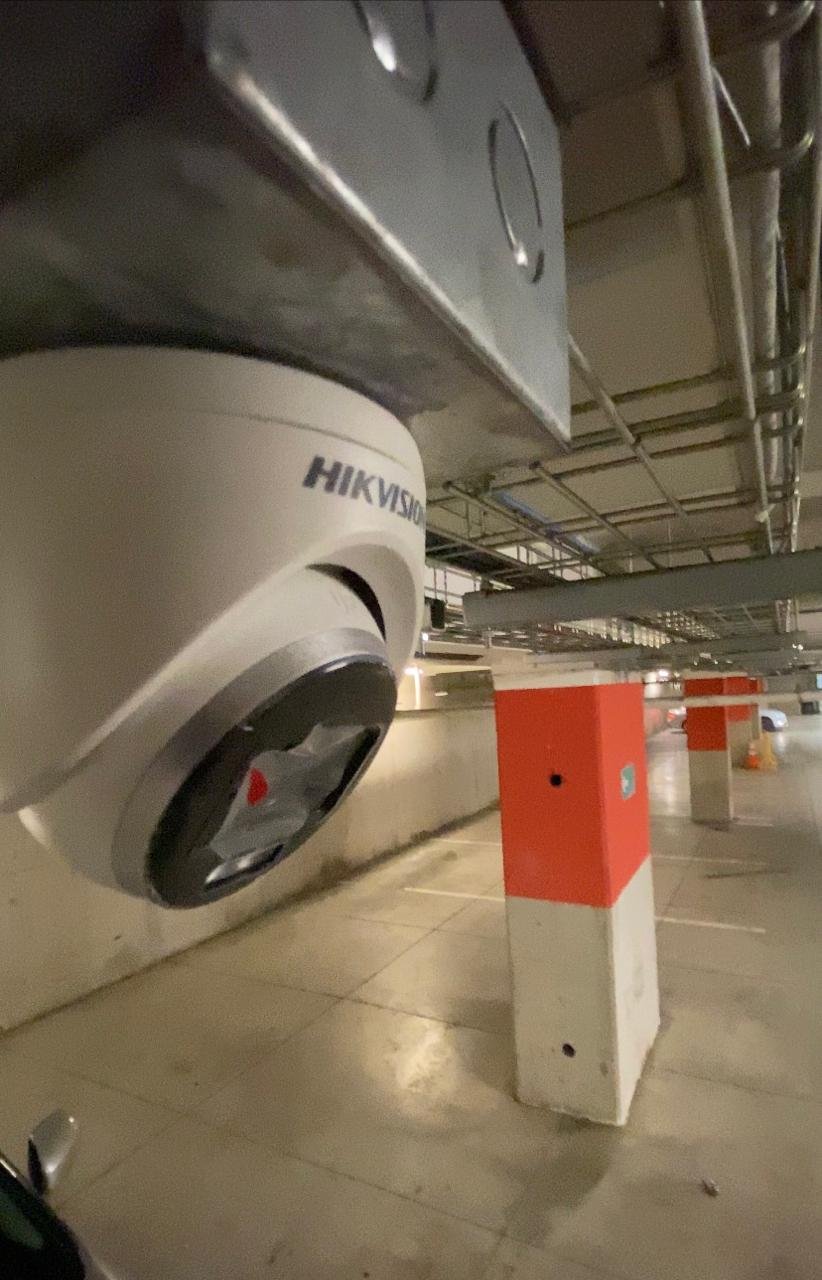 Cámara domo Hikvision instalada en el cielo de un estacionamiento subterráneo de condominio
